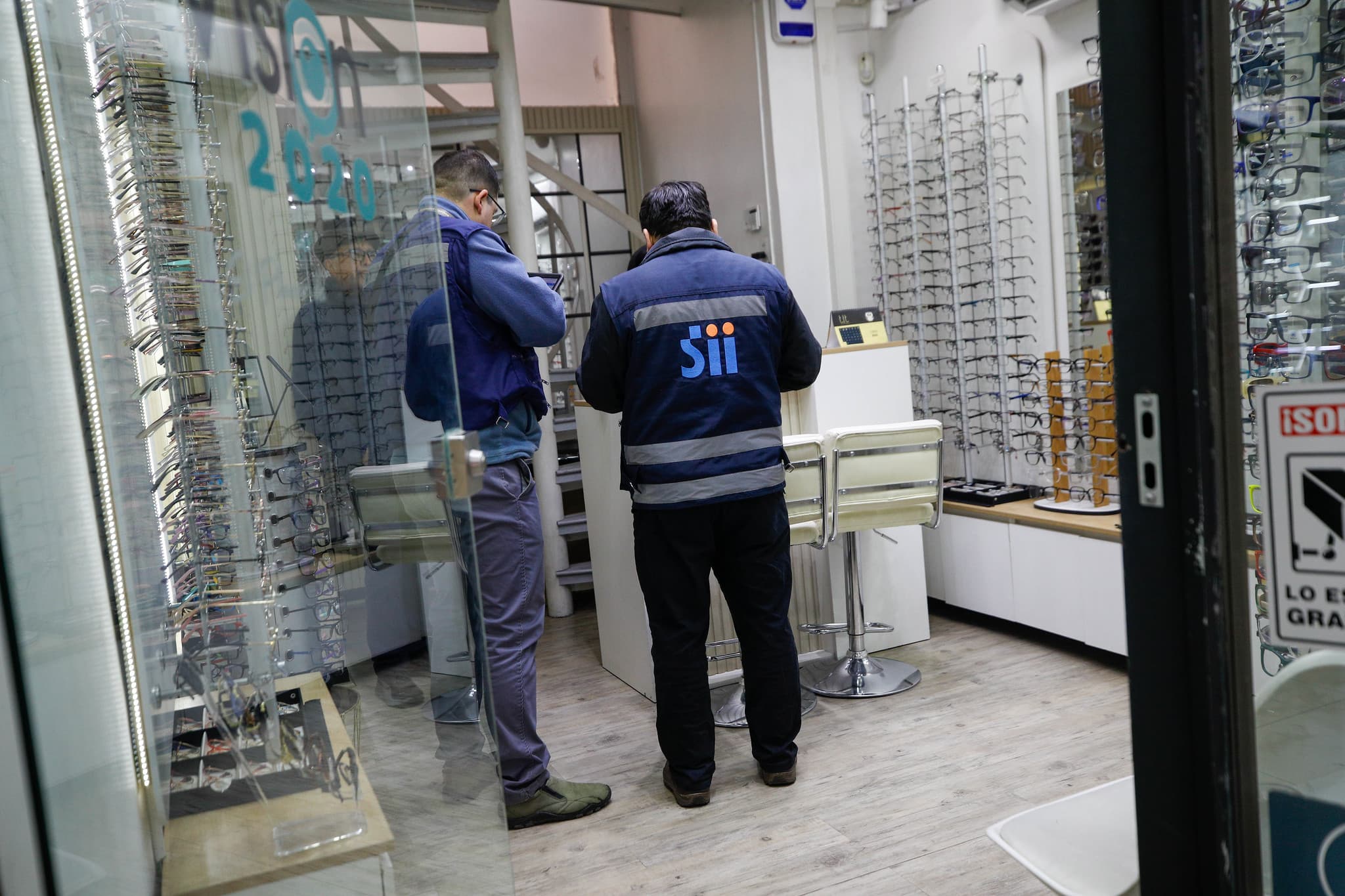 Más de 200 ópticas fiscalizadas en el centro de Santiago en operativos conjuntos del municipio y el SII