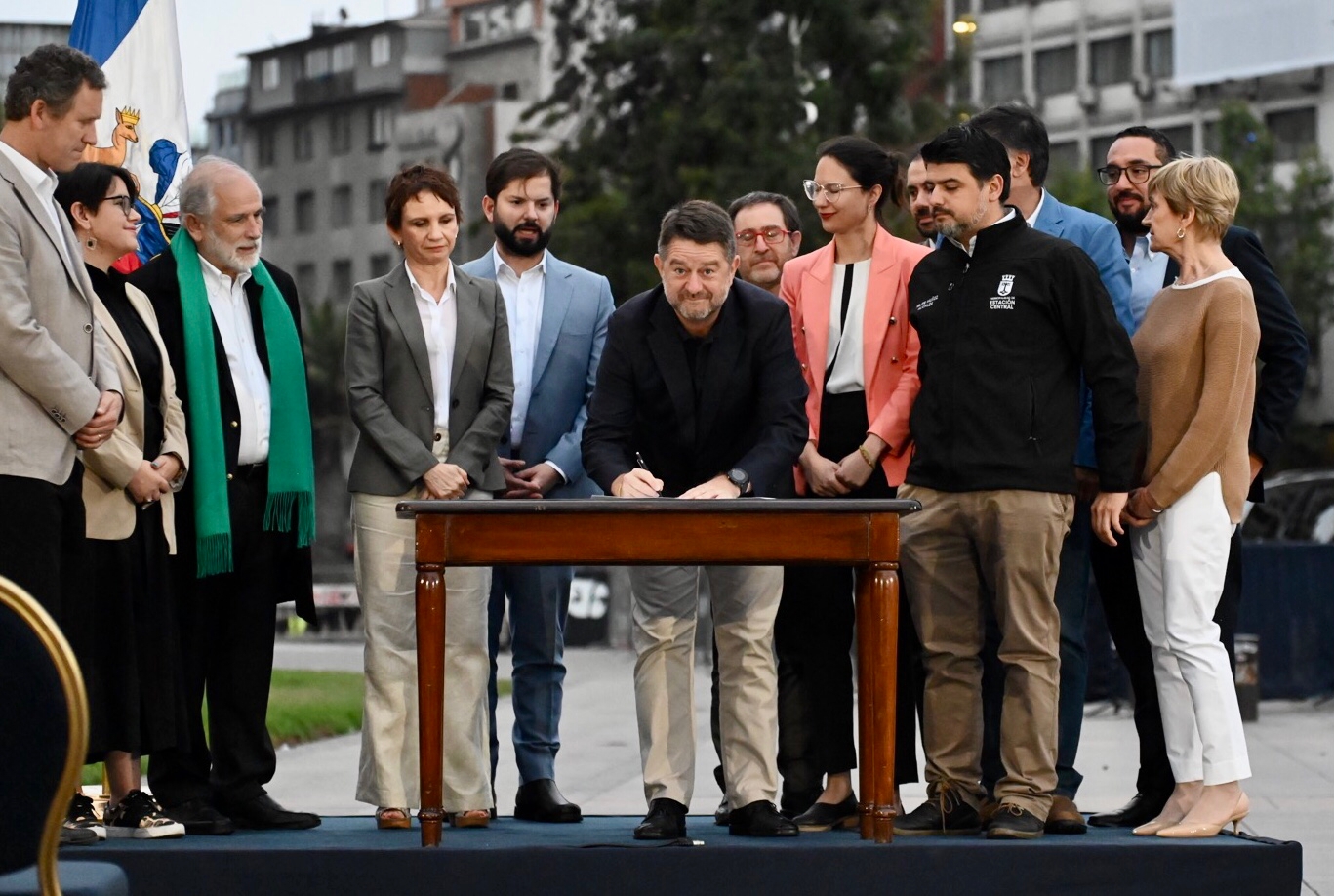 Gobernador Claudio Orrego firma convenio para reactivar el proyecto de transformación de todo el eje Alameda-Providencia