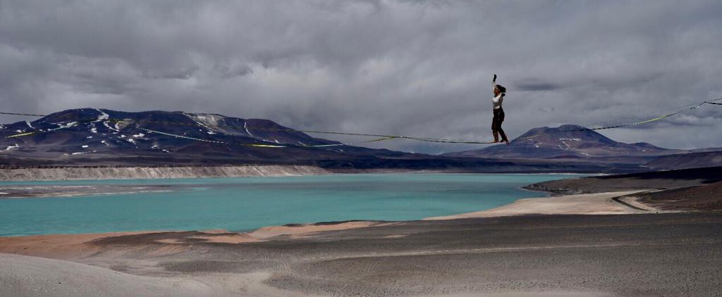 Chilenos lograron récord mundial de highline en uno de los volcanes más altos de la tierra "Nevado Ojos del Salado"