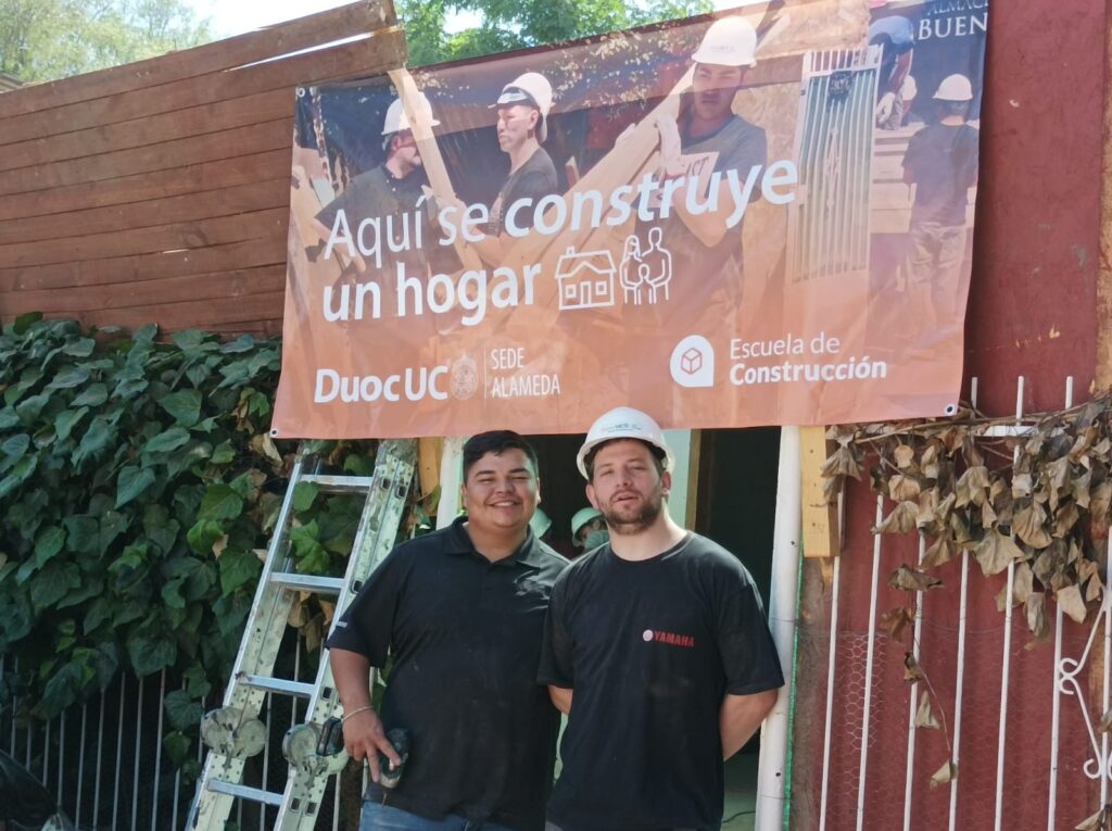 Estudiantes de Duoc UC construyen casa desde cero para familia de escasos recursos en Cerro Navia