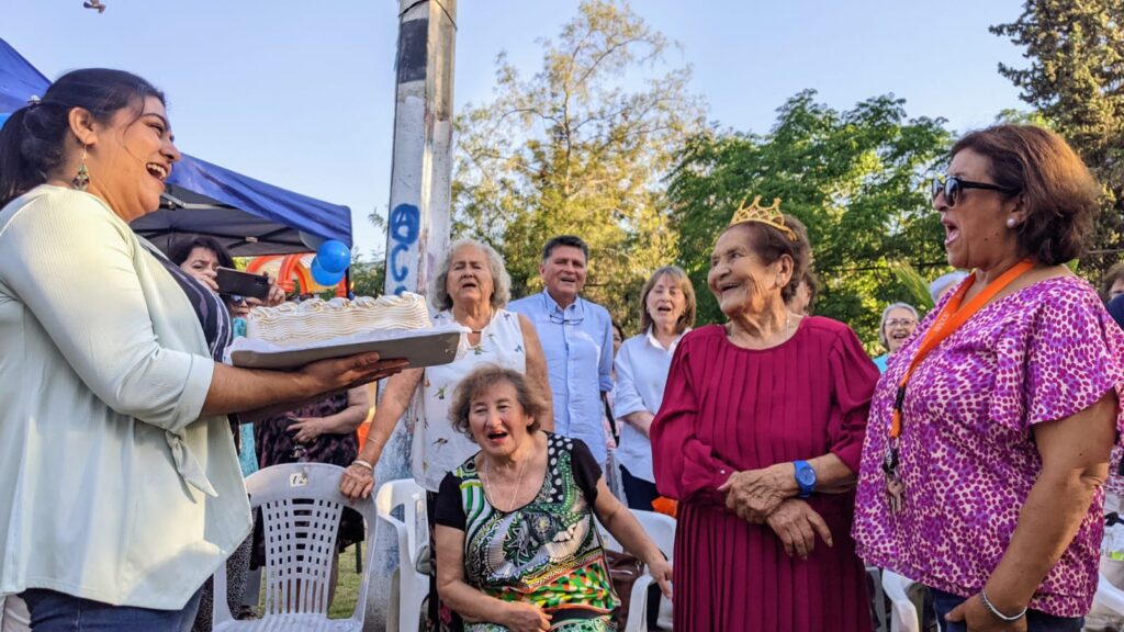 Festejan a destacada vecina de la comuna de Macul quien cumplió 101 años