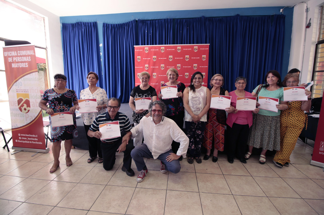 Personas mayores de la comuna de Huechuraba egresan de la 6ª Escuela de Verano