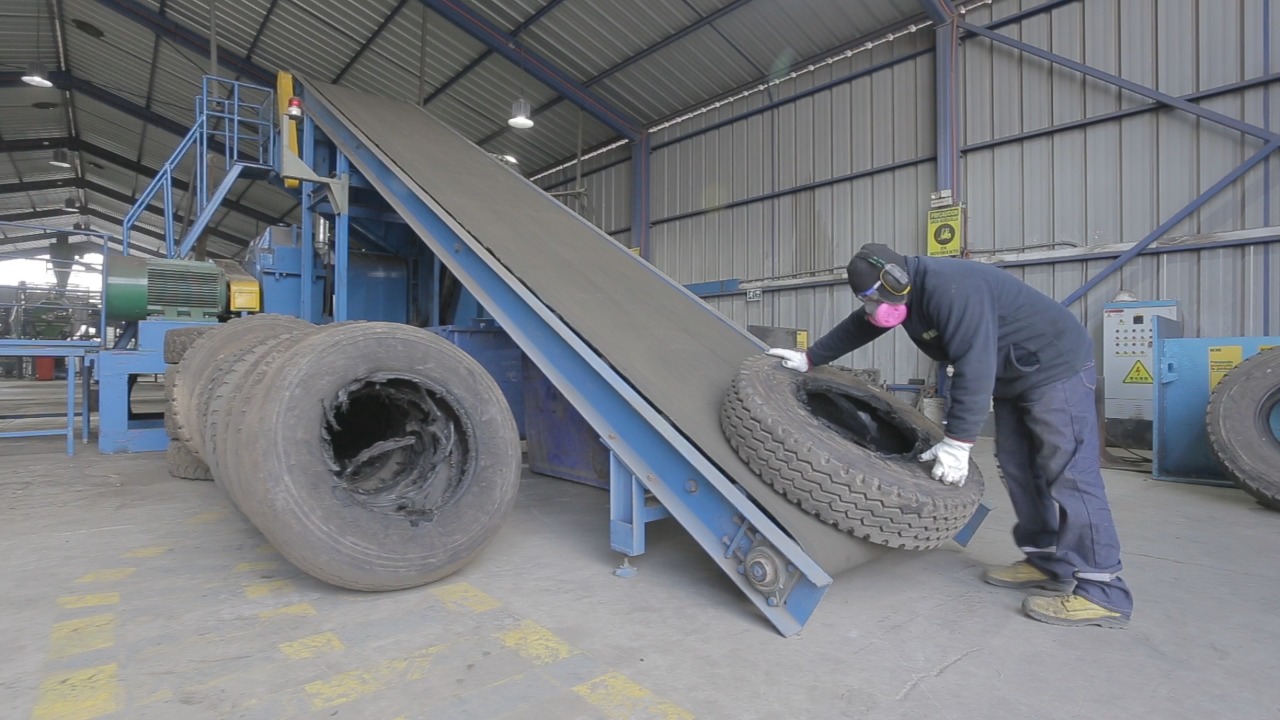 Empresa recicla neumáticos construyendo canchas de fútbol y mejorando el pavimento