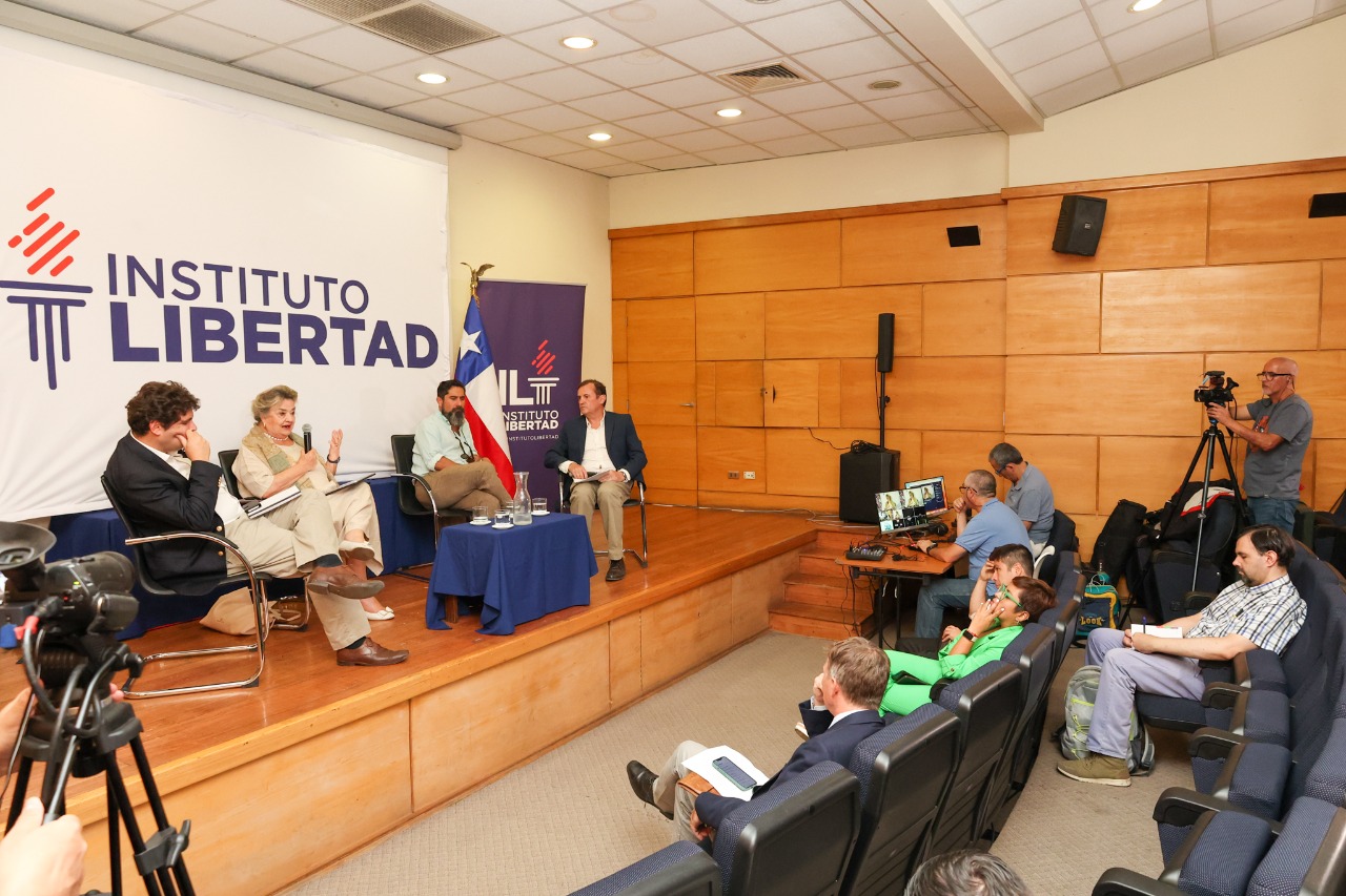 Cristóbal Bellolio, Lucía Santa Cruz y Daniel Mansuy intercambian visiones en “Academia Libertad”