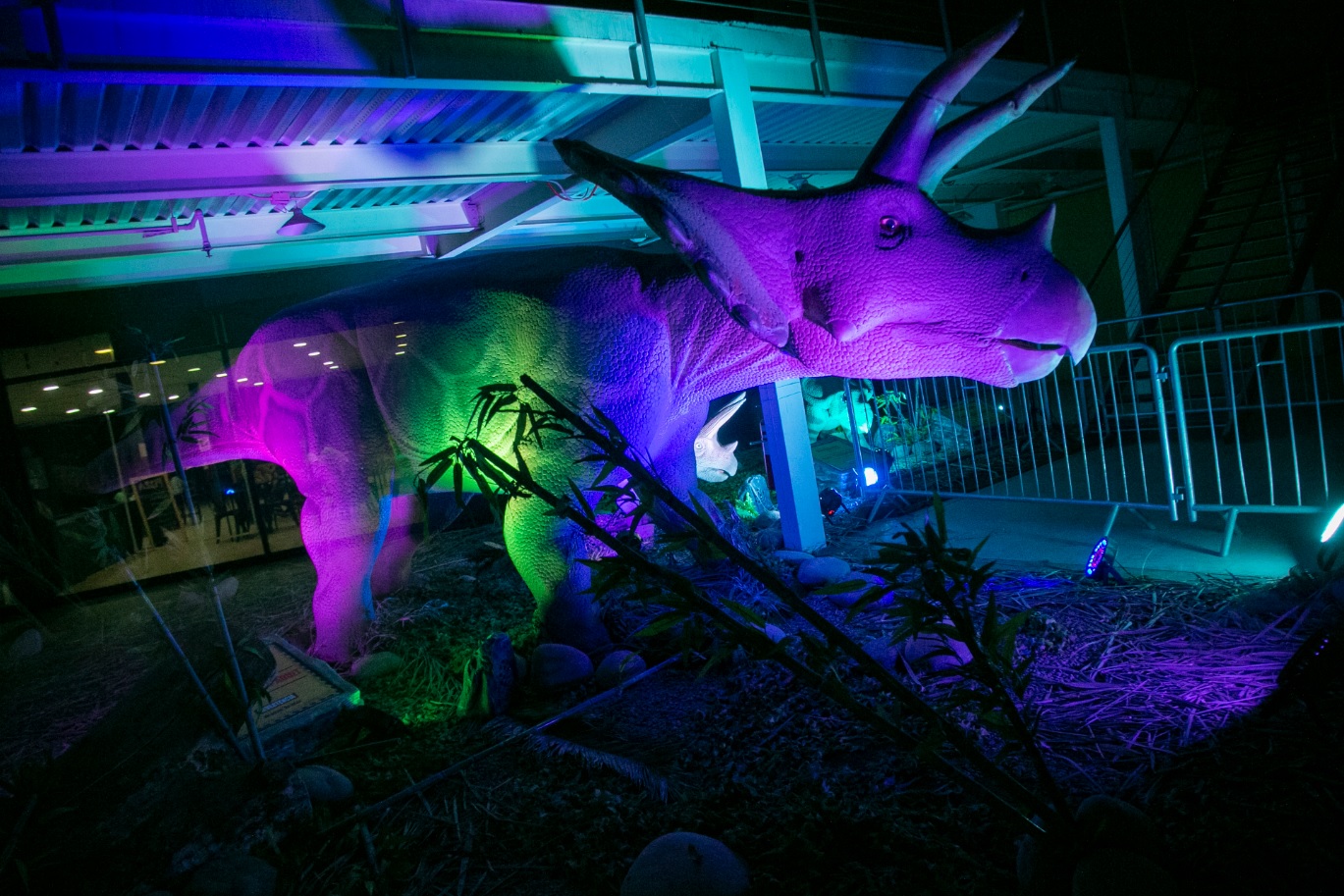 Viaja al mundo jurásico en el primer parque de dinosaurios nocturno en Santiago