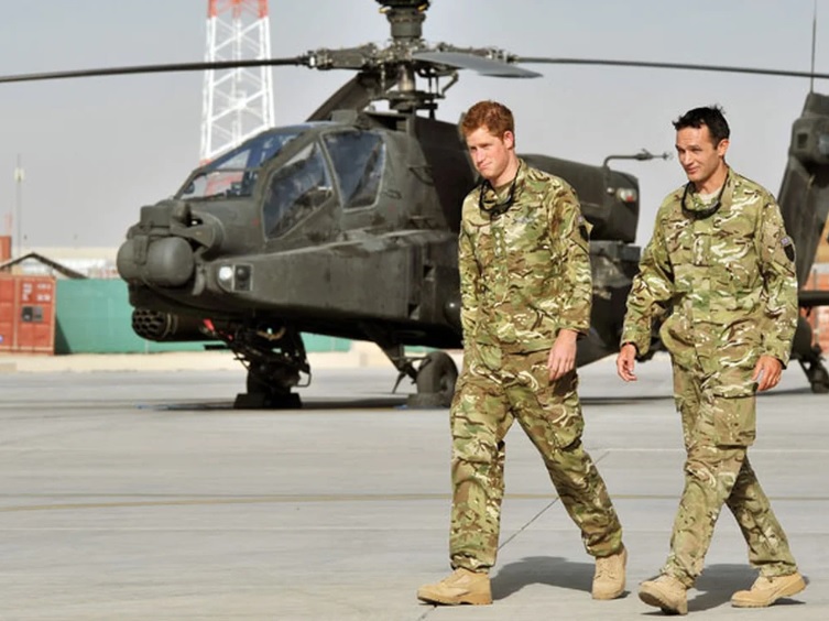 Foto de archivo del príncipe Harry durante su servicio militar en Afganistán (Reuters)