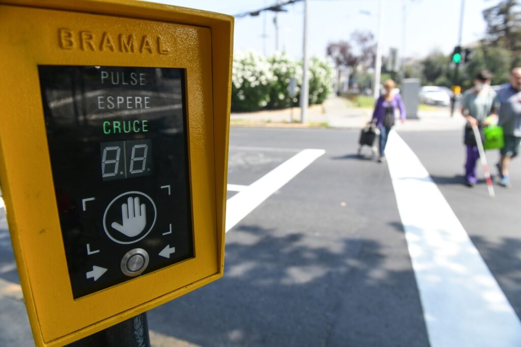 Las Condes adapta 20 postes de semáforos para personas con discapacidad visual