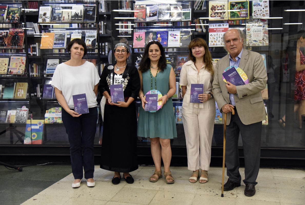 Ministerio de las Culturas y Metro de Santiago conmemoran el Día Internacional de la Lengua Materna regalando libros