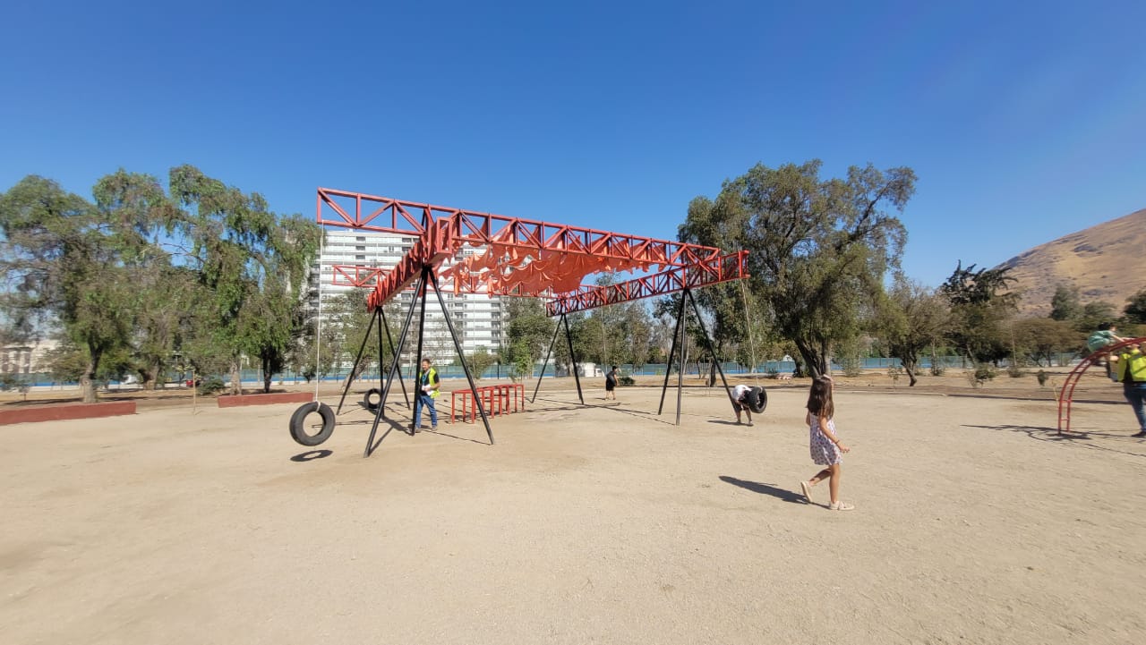 Municipalidad de Renca y Universidad Finis Terrae inauguran nuevo espacio de juego en Parque Las Palmeras