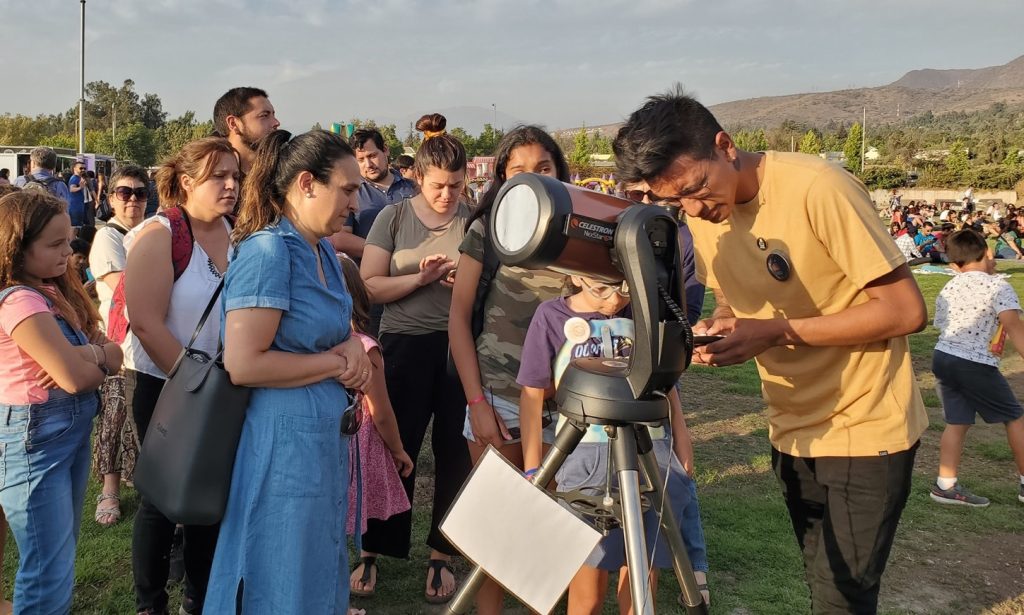 UMCE celebra el Día de la Astronomía con jornada de observaciones, conversatorios y charlas abiertas