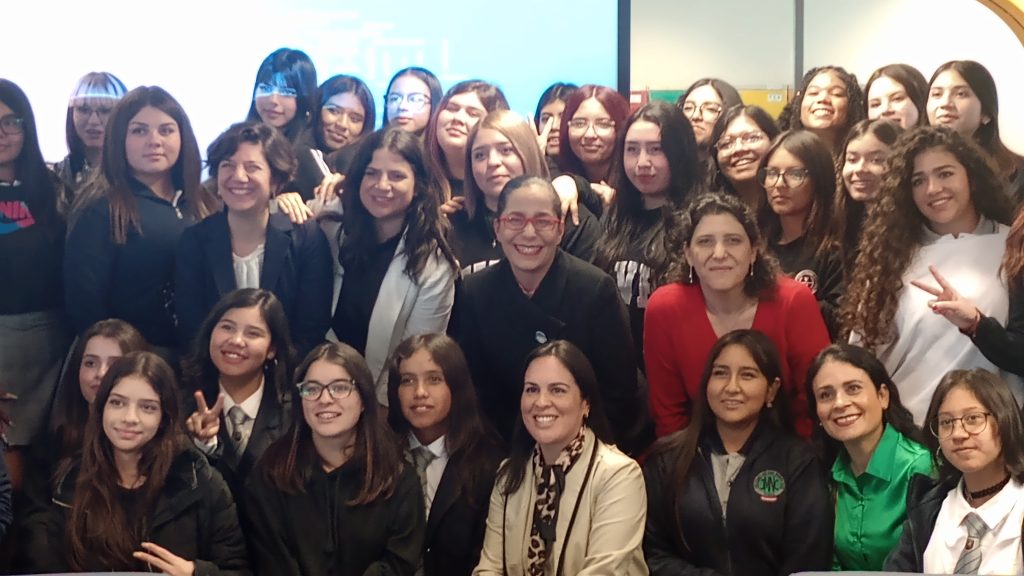 Ministras de Ciencia y Mujer celebran Día de las Niñas en las TIC con alumnas del Programa Technovation Girls