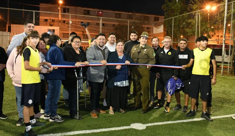 Niños y jóvenes de Población Paula Jaraquemada en El Bosque reciben cancha de baby fútbol de primer nivel