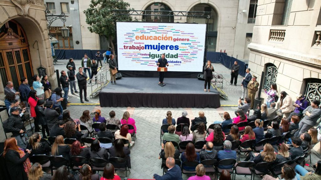 Gobierno de Santiago capacitará a 12 mil mujeres de la región a través del programa Promueve