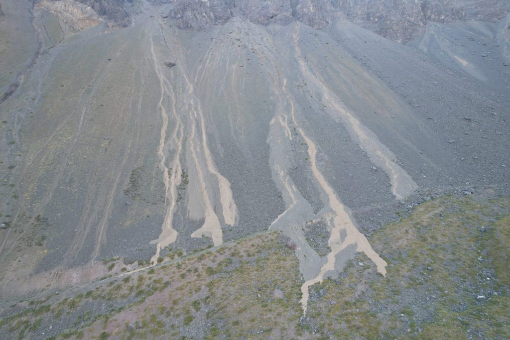 Geóloga identifica las zonas que fueron afectadas por aluviones en la Cuenca Alta del Río Maipo durante el verano