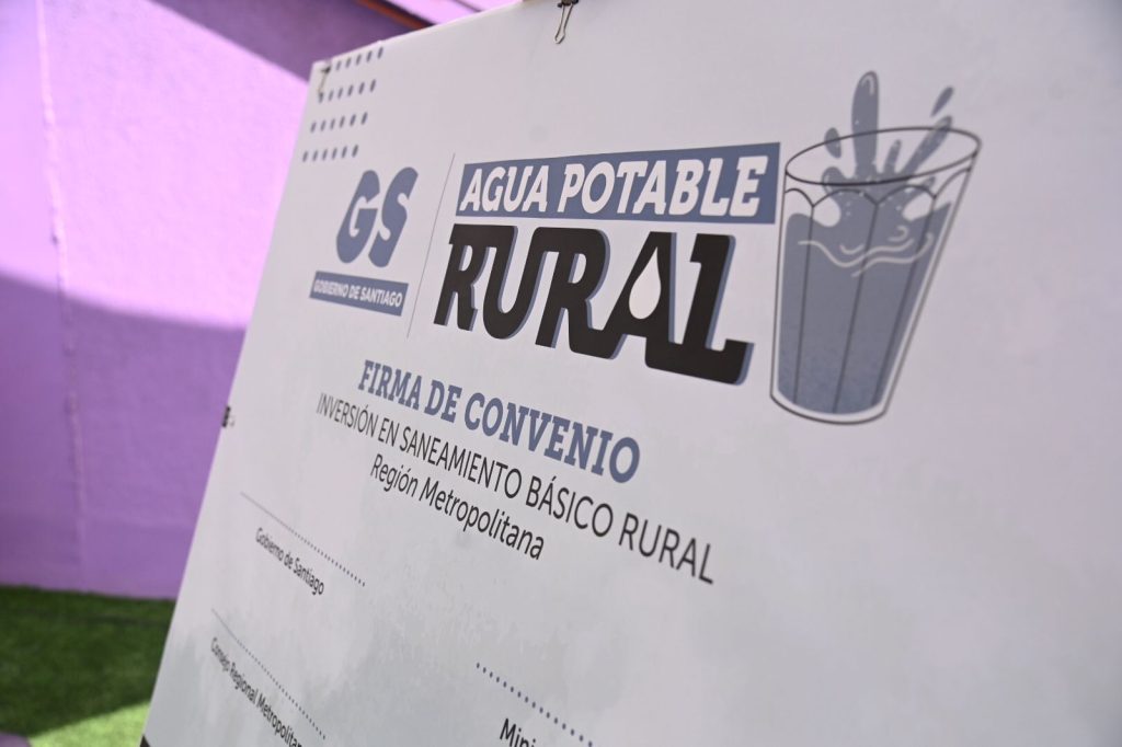 Gore RM y MOP firman convenio para mejoramiento de agua potable rural en 18 comunas de la región