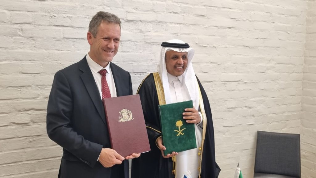 CHILE Y REINO DE ARABIA SAUDITA FIRMAN ACUERDO QUE FACILITARÁ VUELOS COMERCIALES Y DE CARGA ENTRE AMBOS PAÍSES