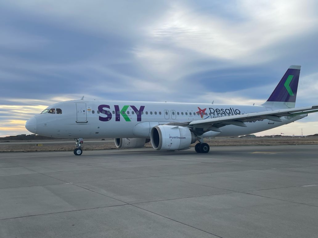 SKY y Desafío Levantemos Chile llevan su alianza hasta el cielo: un avión de la aerolínea se viste con logo de la fundación para llevar mensaje de solidaridad