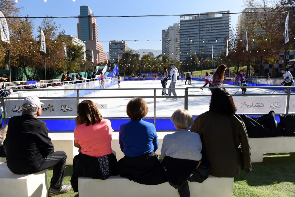 La más grande Chile: Las Condes reinaugura su tradicional pista de patinaje sobre hielo al aire libre