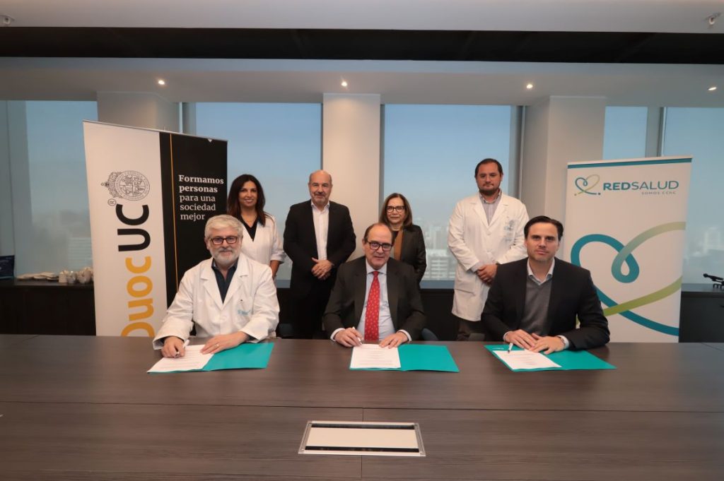 RedSalud y Duoc UC firman convenio para que alumnos desarrollen sus prácticas en los campos clínicos de Clínicas RedSalud Santiago y RedSalud Vitacura