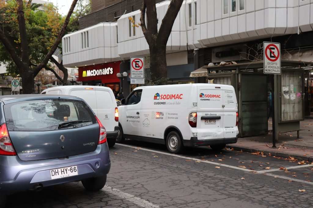 Plan piloto en Providencia: Habilitan estacionamientos para vehículos eléctricos de carga y descarga