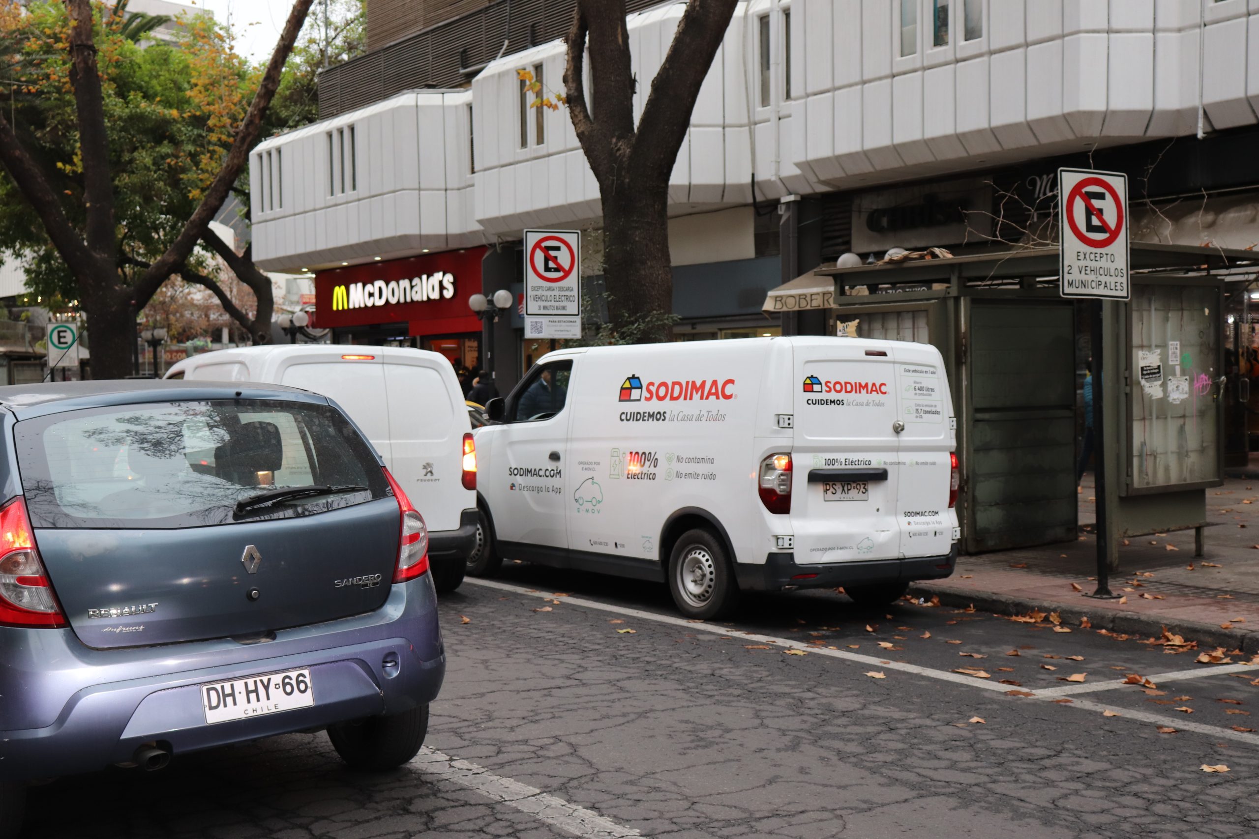 PLAN PILOTO EN PROVIDENCIA: HABILITAN ESTACIONAMIENTOS PARA VEHÍCULOS ELÉCTRICOS DE CARGA Y DESCARGA