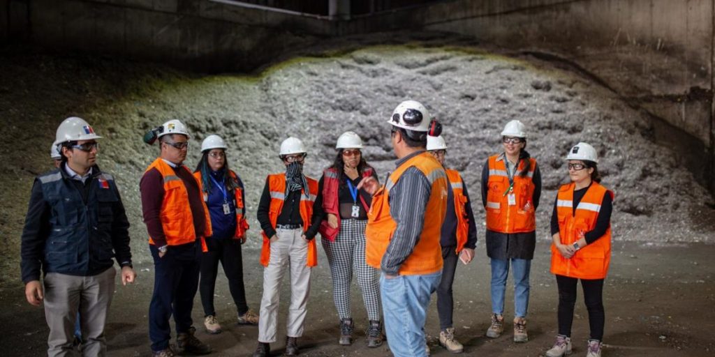 Tiltil: Embajada de Suiza, municipios y seremis RM visitan plantas de residuos en la comuna