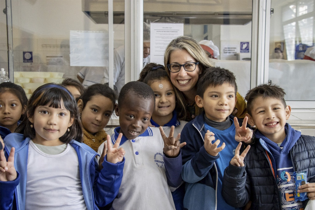 EMBAJADORA DE ESTADOS UNIDOS EN CHILE VISITÓ ESTABLECIMIENTO EDUCACIONAL DE LA CORPORACIÓN MUNICIPAL DE PUENTE ALTO