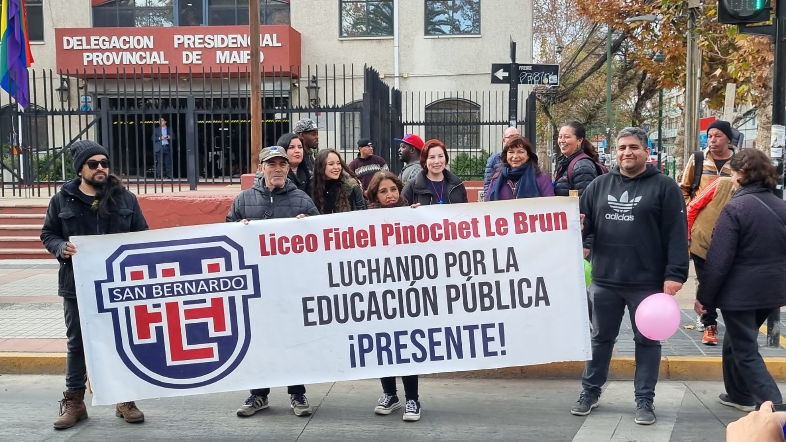 MULTITUDINARIA MANIFESTACIÓN DE LOS TRABAJADORES DE LA EDUCACIÓN DE SAN BERNARDO POR MESES SIN RECIBIR SUS SUELDOS COMPLETOS