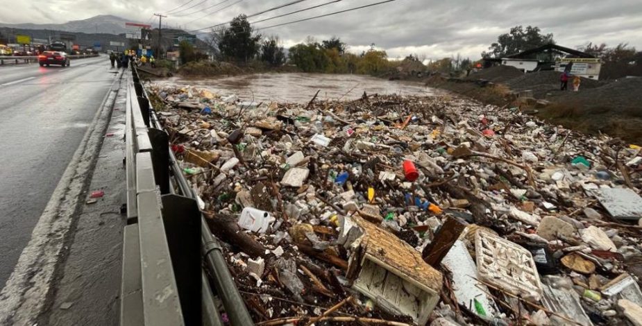 Rutas del Pacífico informa retiro de más de 560 toneladas de basura desde sector Puente Mapocho