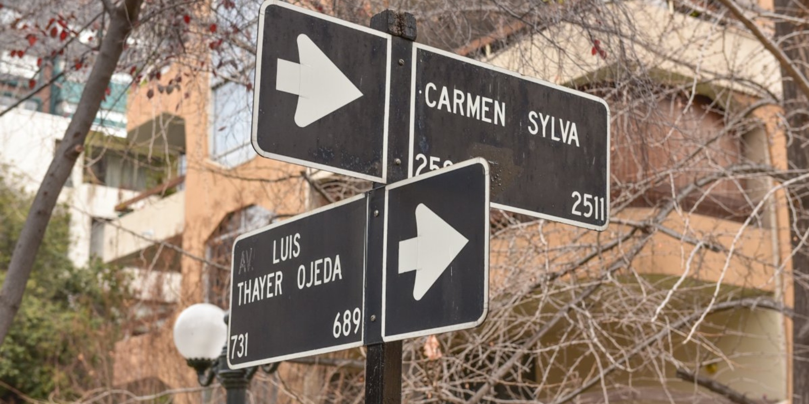 Imagen de la intersección entre las calles de Providencia. Se está implementando una ciclovía en Luis Thayer Ojeda