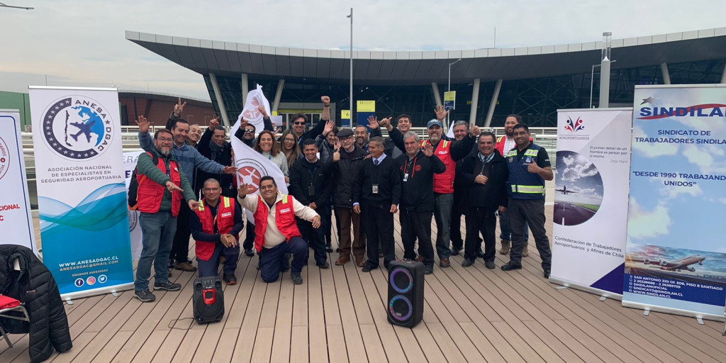 Personal aeroportuario llamó a un posible a paro nacional para septiembre. En la foto, formados afuera del aeropuerto