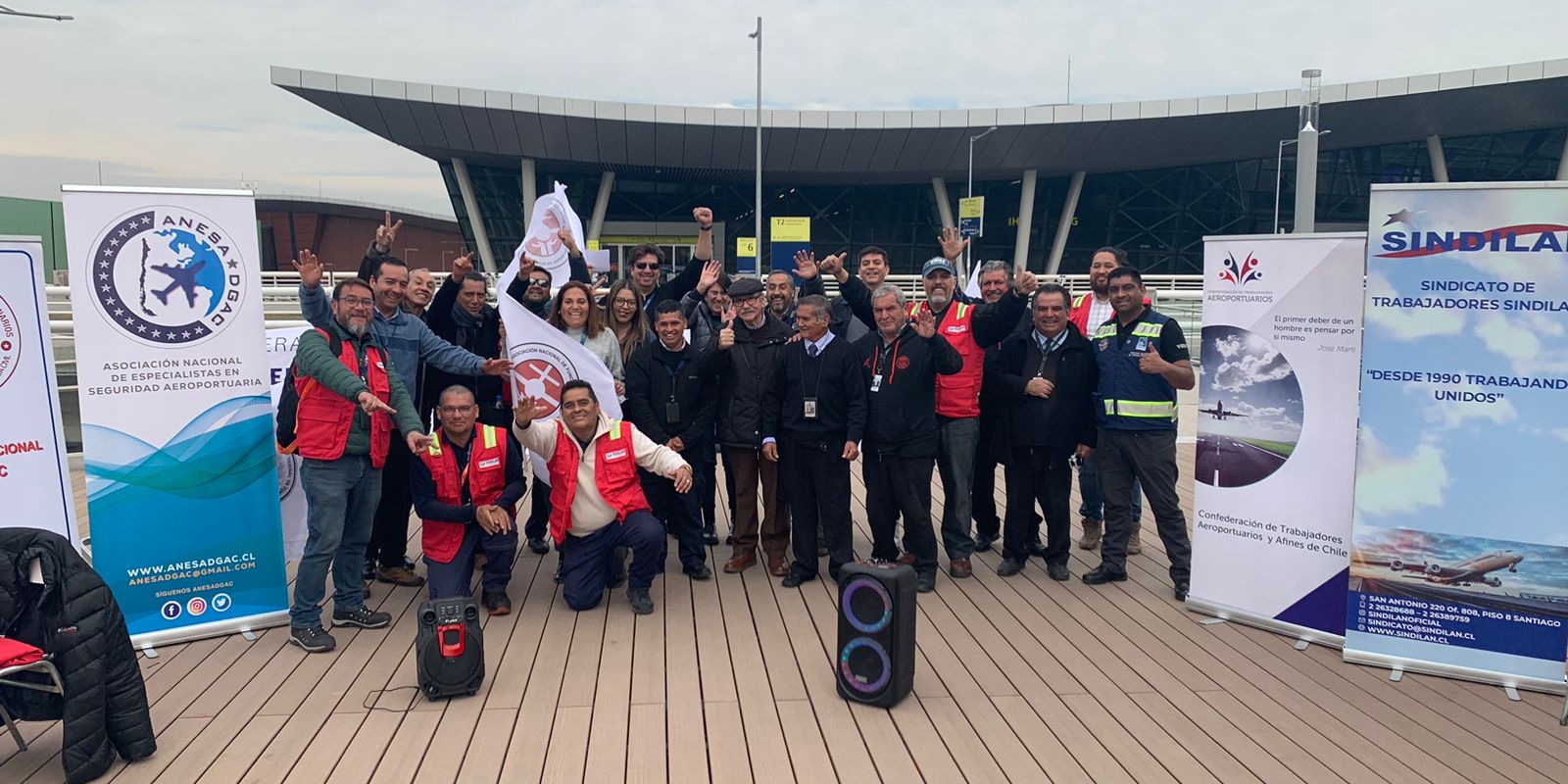 Personal aeroportuario llamó a un posible a paro nacional para septiembre. En la foto, formados afuera del aeropuerto 