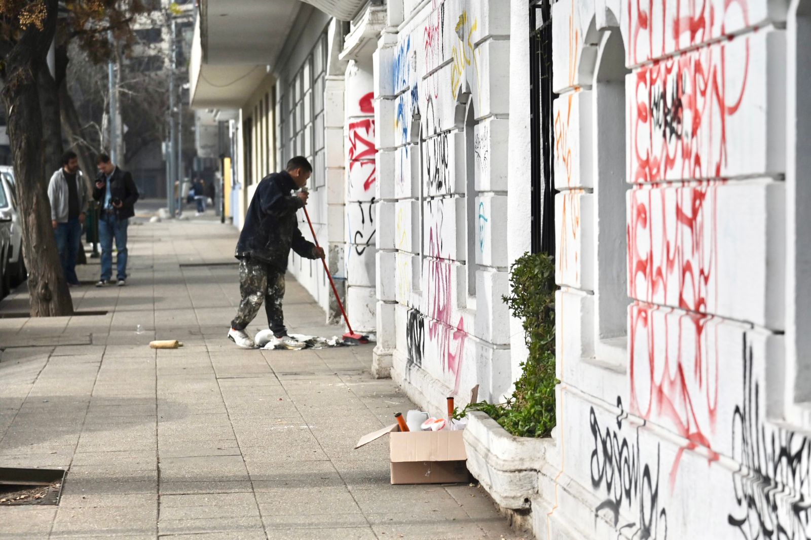 Gore RM recupera el centro de Santiago con iniciativa "Limpieza de fachadas comunitarias"