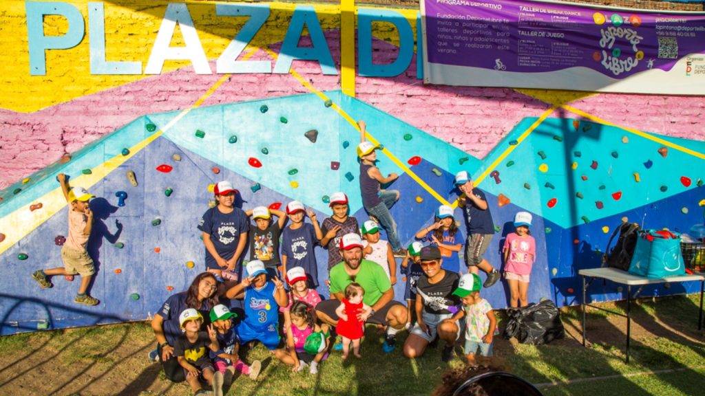 Un grupo de niños en el taller de Escalada de La Pintana, en el entrenamiento.