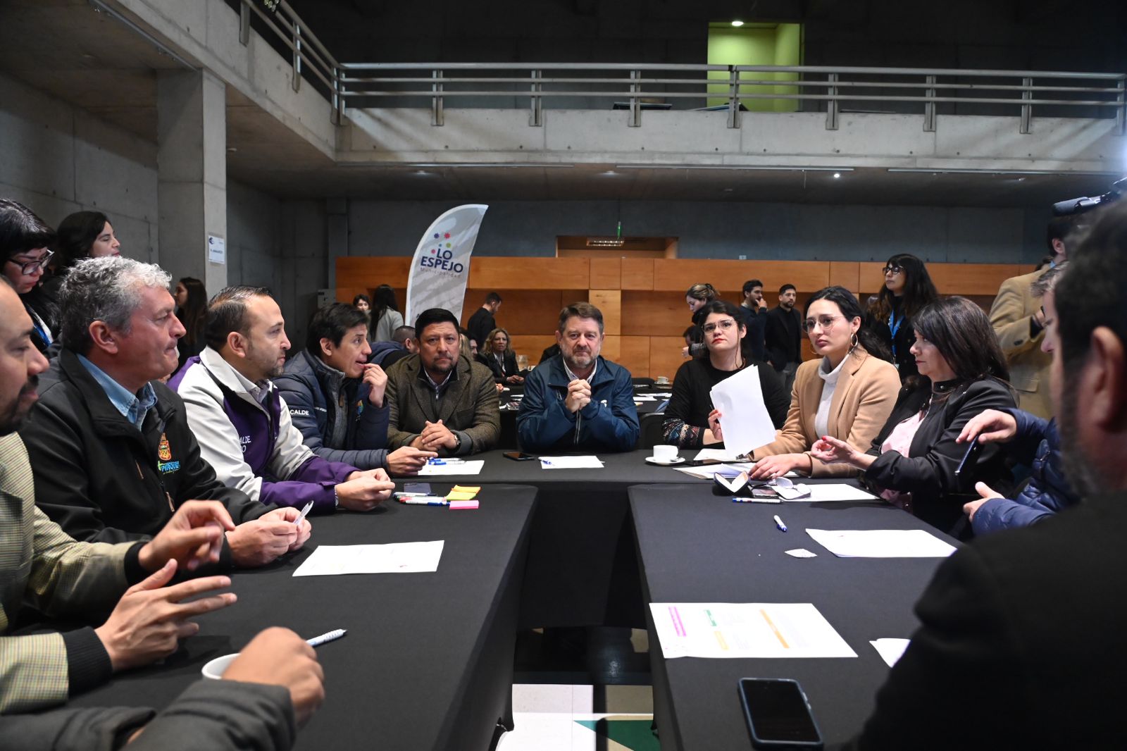 Orrego lidera reunión con municipios y Fiscalía Sur RM por problemática de delitos violentos 