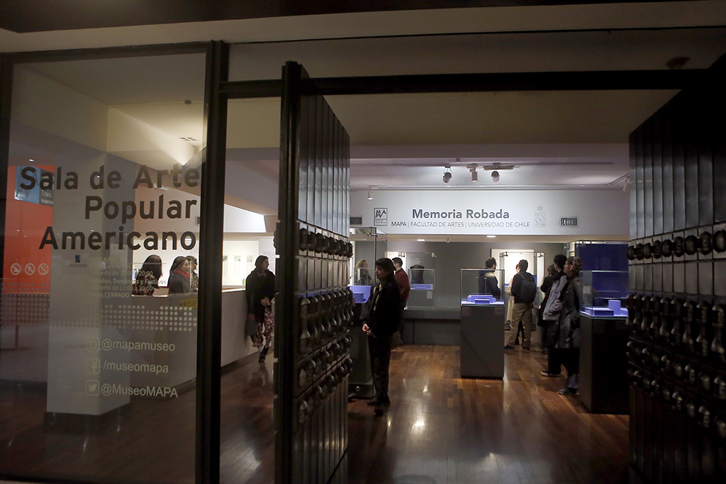 “Memoria robada”: Inauguran muestra sobre despojo del Museo de Arte Popular Americano en dictadura