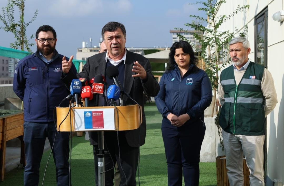 Ministro Valenzuela anuncia medidas preventivas para el agro de cara al frente de mal tiempo 