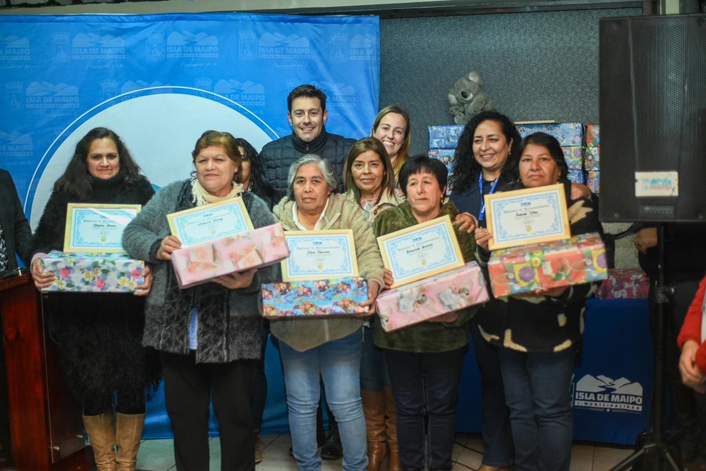 Municipio de Isla de Maipo entrega reconocimiento a dirigentas de comedores solidarios