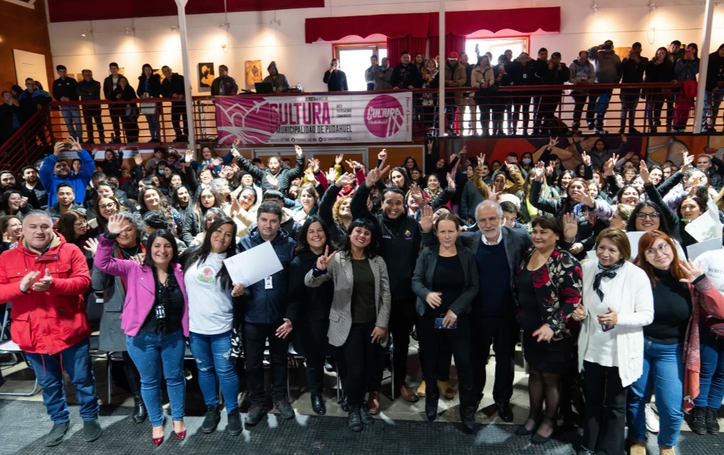 Familias de Pudahuel y Maipú reciben subsidio habitacional para el sueño de la casa propia 