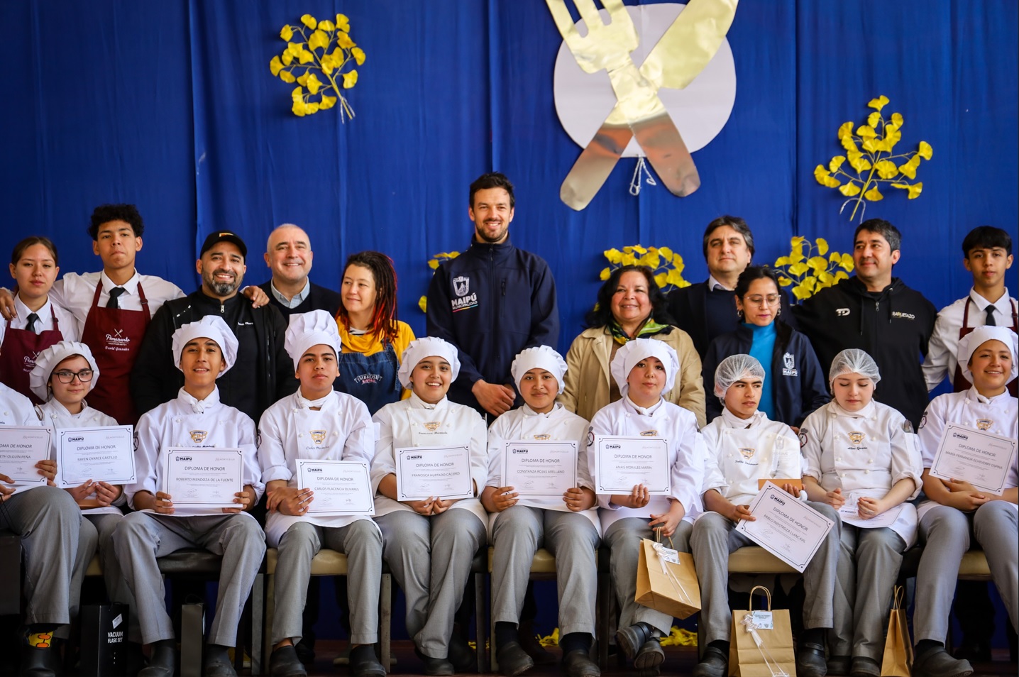 Carolina "China" Bazán y Tomás Olivera realizan masterclass a estudiantes de colegio técnico en Maipú