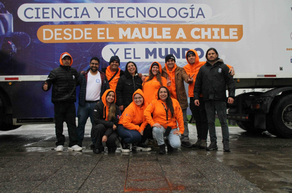 Estudiantes de cuatro comunas de la RM aprendieron sobre ciencia en el TruckLab de la U. de Talca