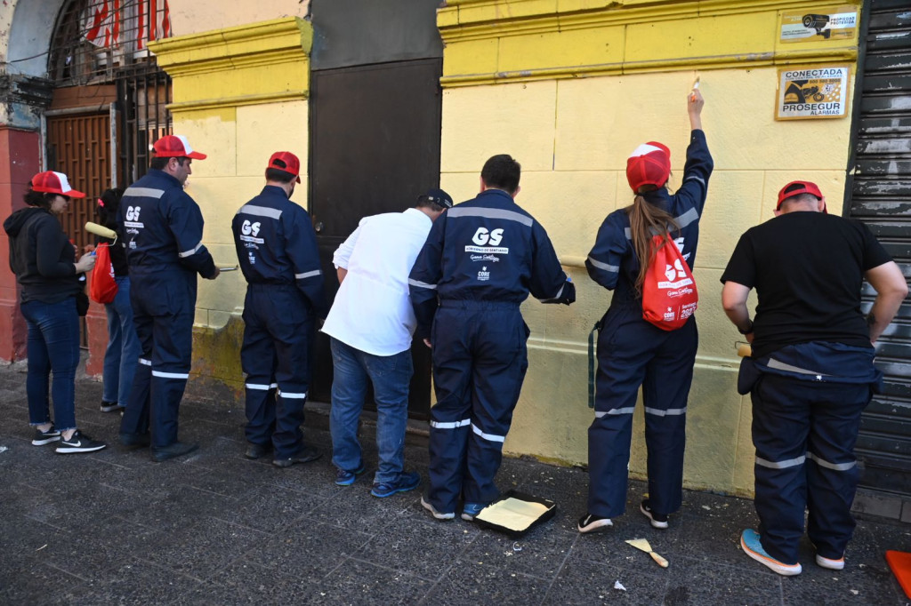 “Manos a la brocha” reunió a más de 100 voluntarios para pintar el centro de Santiago  