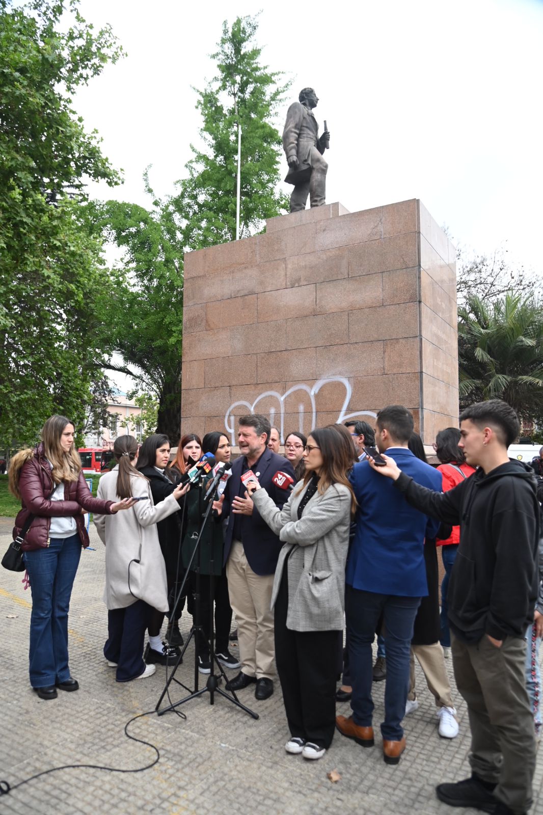 Nueva Alameda: Gobernador de Santiago anuncia el reinicio de la limpieza de monumentos en el eje  