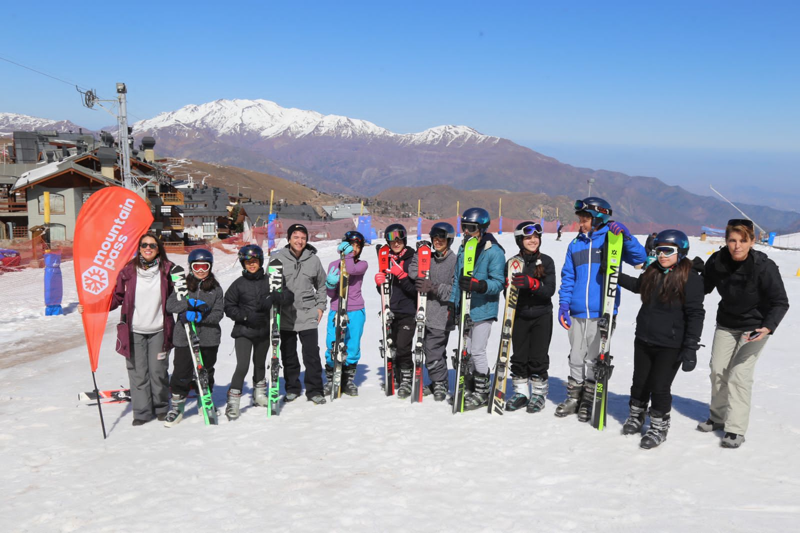 Vecinos de la comuna de La Reina conocieron la nieve en emocionante evento en La Parva