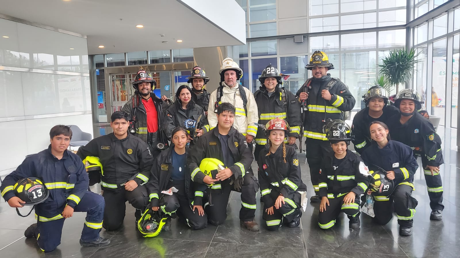 Dos mil bomberos de Chile y el extranjero conquistan la cima del Costanera Center 