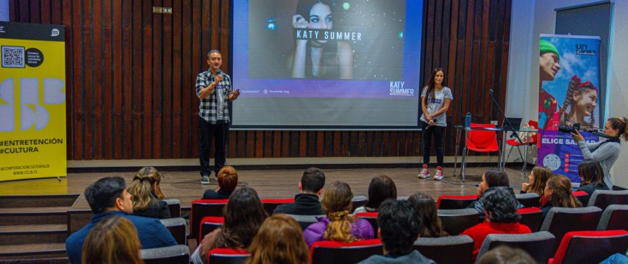 Fundación Katy Summer realiza taller para prevención del acoso escolar y suicidio en Lo Barnechea