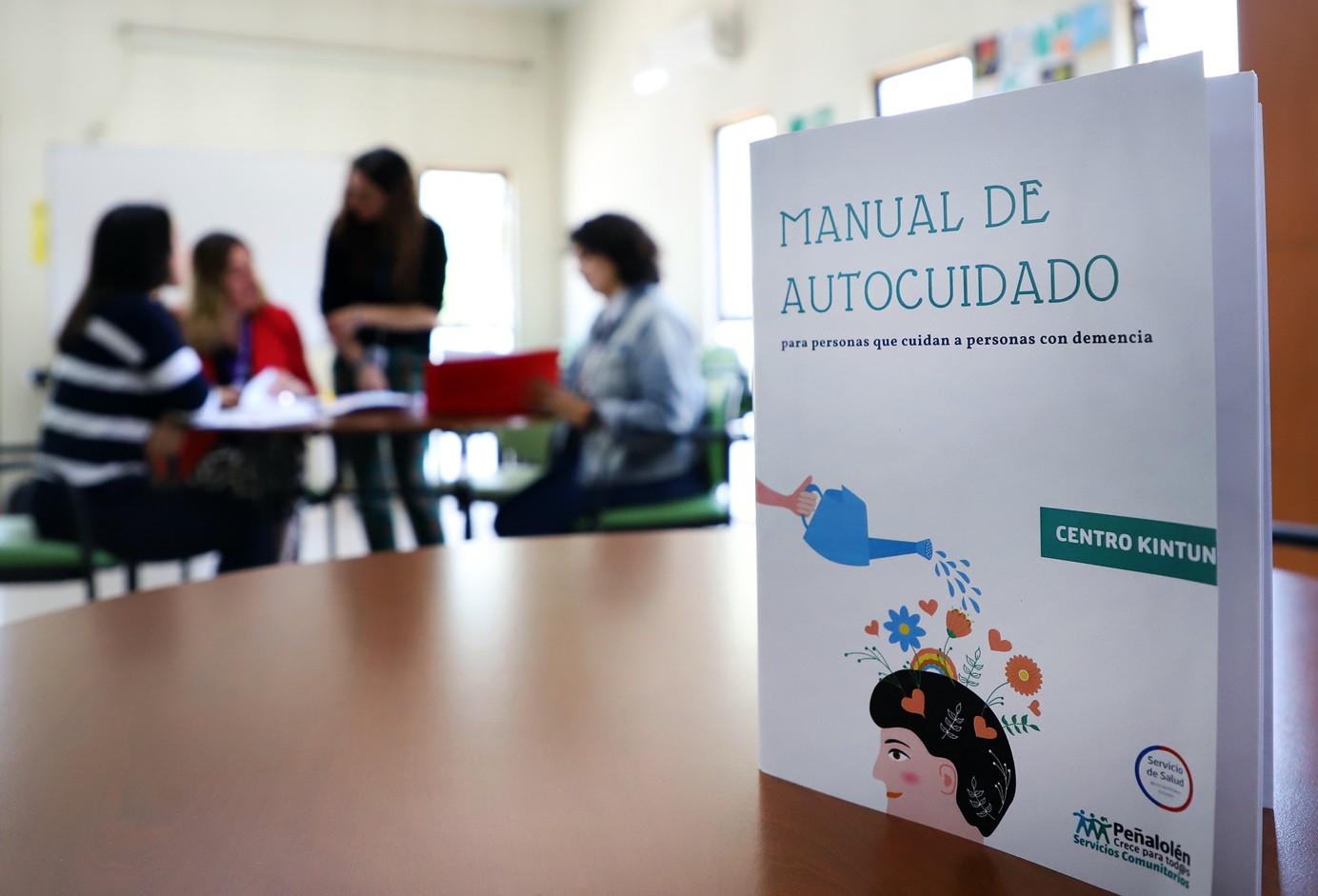 Peñalolén lanza manual para el bienestar de personas cuidadoras de pacientes con demencia