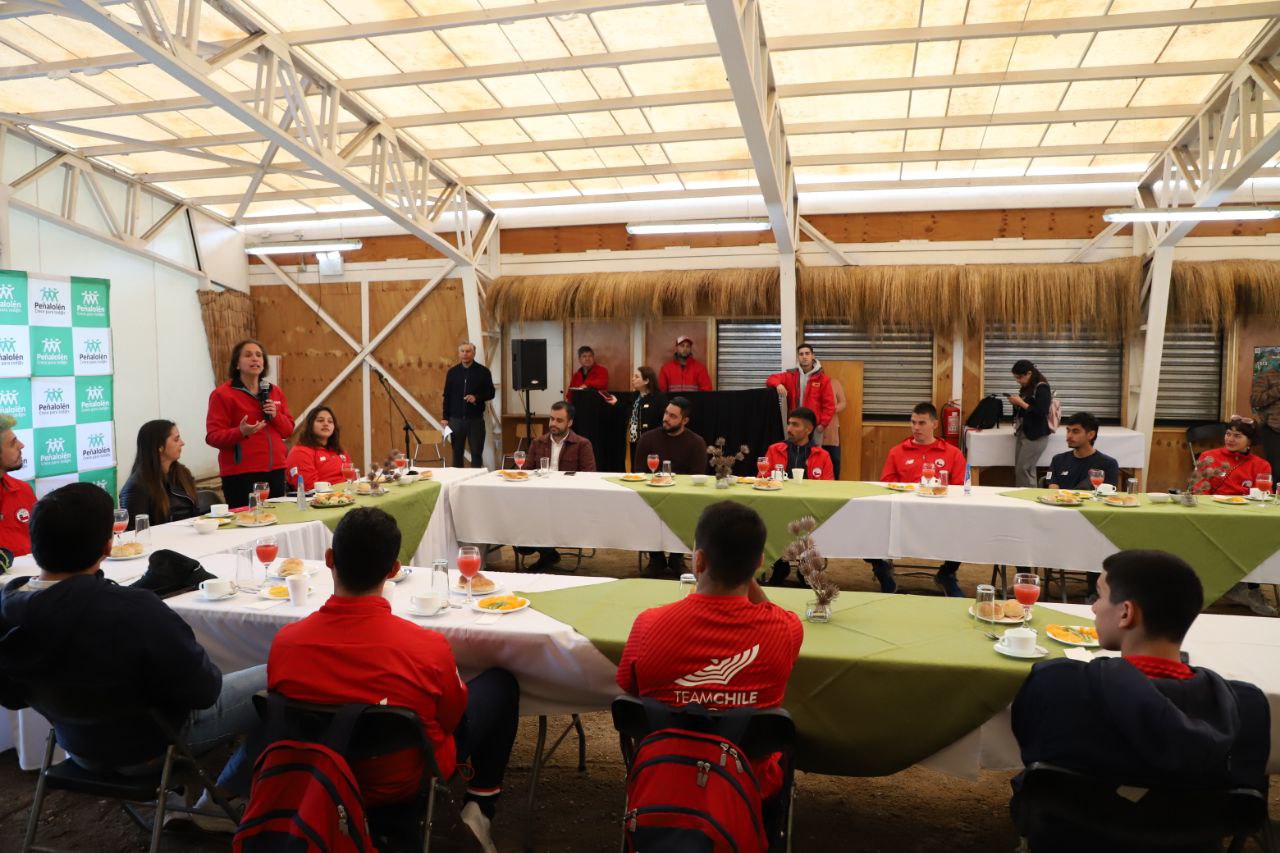 Alcaldesa Leitao celebra con un desayuno a los 33 deportistas del Team Peñalolén