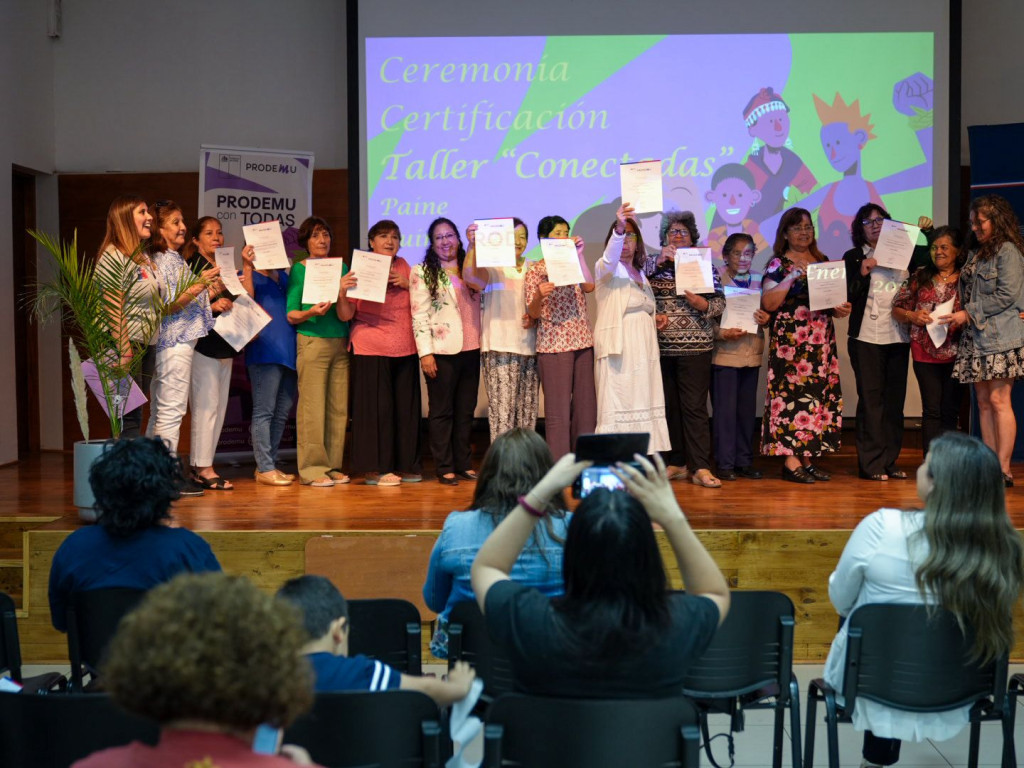 Prodemu abre la puerta a lo digital a 60 mujeres de la RM gracias al taller Conectadas 