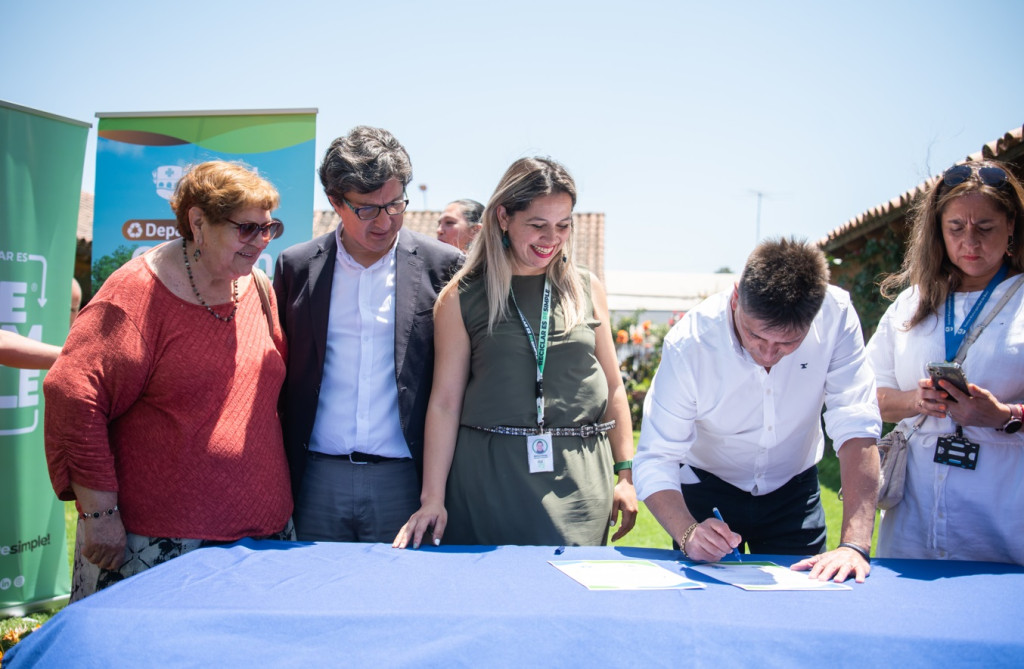 Camión de reciclaje domiciliario llegará a Buin, tras sellar convenio con ReSimple